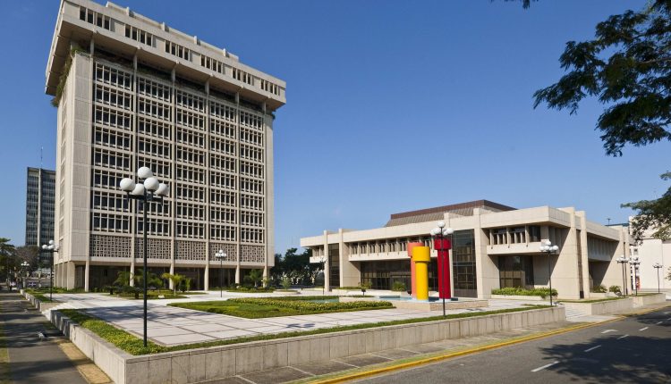La Junta Monetaria (JM) autorizó al Banco Central de la República Dominicana (BCRD) a liberar recursos del encaje legal por RD$50 mil millones, un 2.4 % del pasivo sujeto a encaje legal.